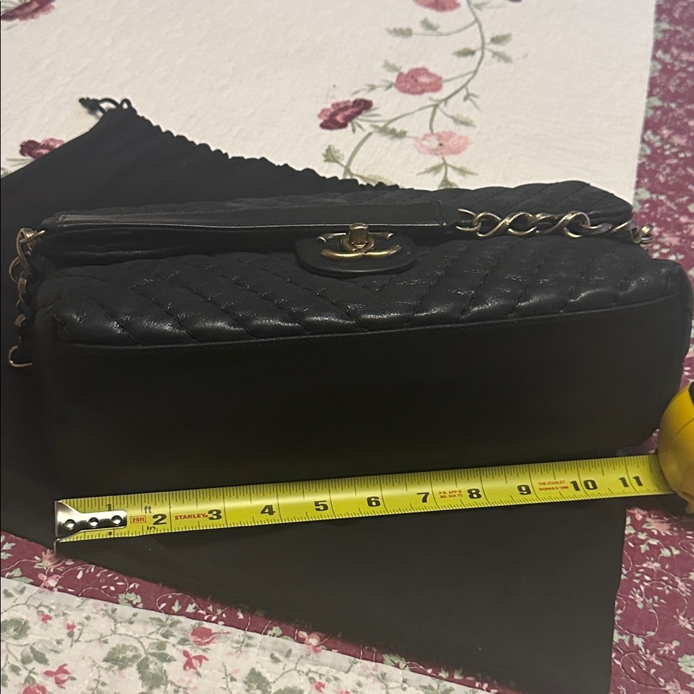 Chanel handbag like new only used a few times - Picture 16 of 16